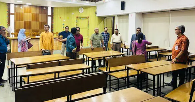 ভোটকেন্দ্র পরিদর্শনে বিশ্ববিদ্যালয়ের প্রক্টর ও রিটার্নিং কর্মকর্তারা